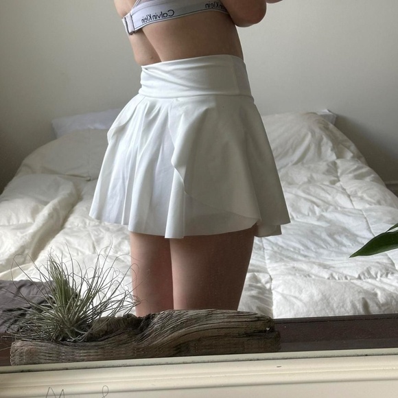 White golf skirt with built-in shorts - Picture 4 of 8